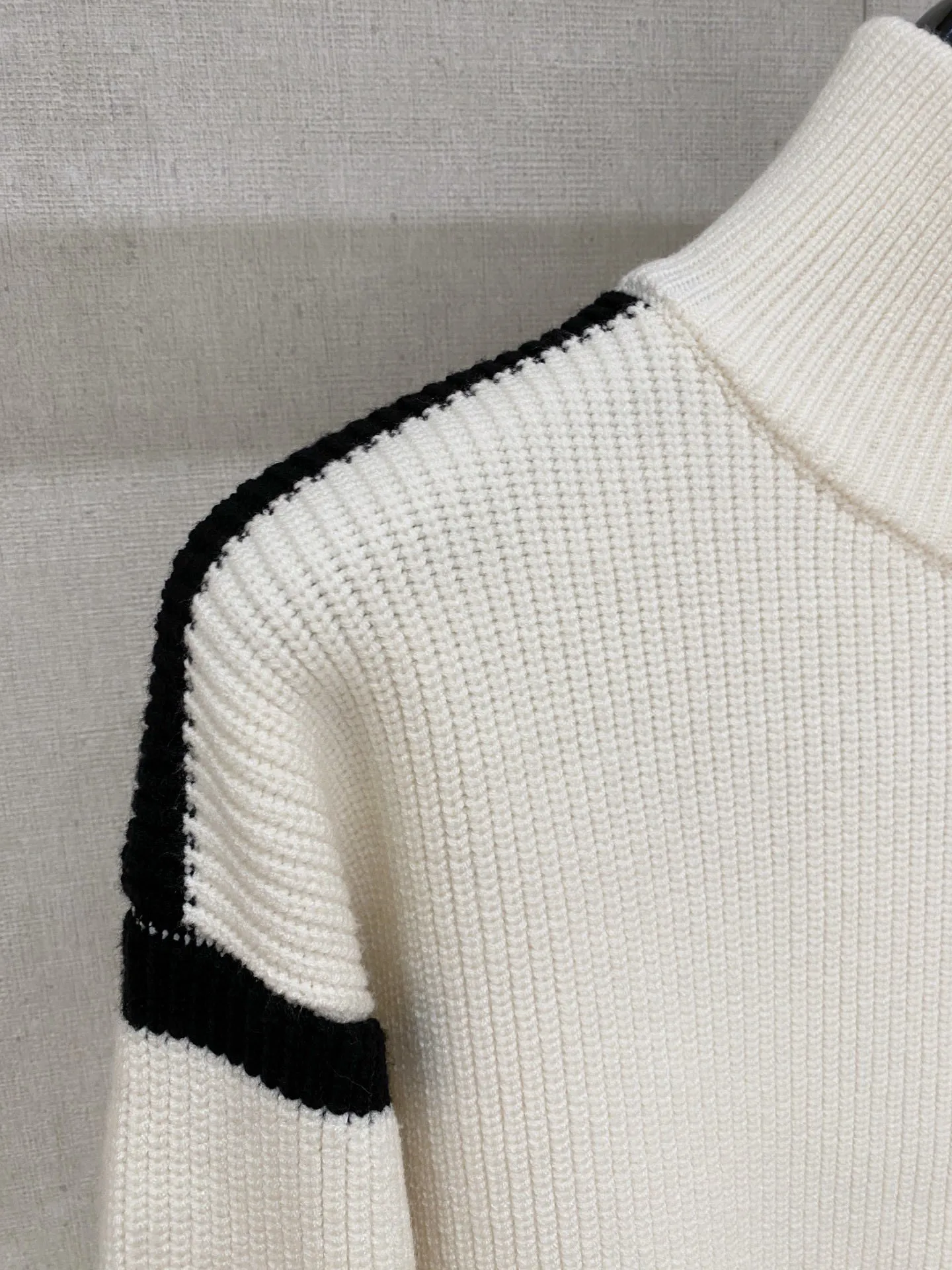 🅿️540 【LV Louis Vuitton】Autumn and winter classic cardigan sweater, in full condition! ! ! Wool blended fabric, the latest model in 2025, golden ratio! ! Slim-fitting soft gold, versatile and practical item, the combination and practicality are extremely powerful, simple and elegant, and classy! To create your own style, it is highly recommended to buy it in two colors. The standard slim fit tailoring process is suitable for both young and old men. It is knitted from wool and will not cause any discomfort! While keeping warm, it is stylish, textured and wearable, and the classic logo with contrasting colors on the chest feels in place! ! Recommended for regular customers! ! Size M-3XL (maximum wear: 190 pounds)